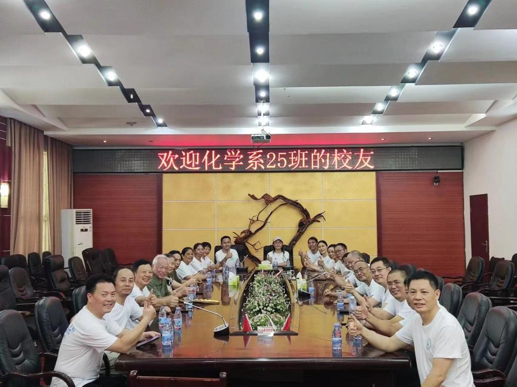 (图为化学系25班共聚一堂合照) (图为化学系25班共聚一堂合照)