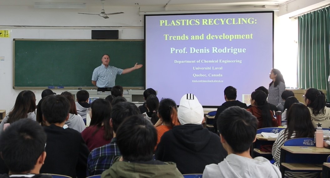 Denis教授为化材学院学生授课 Denis教授为化材学院学生授课